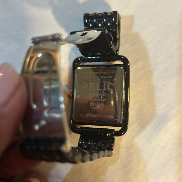RELIC BLACK STAINLESS STEAL WATER RESISTANT LADIES WATCH IN GREAT CONDITION !!! - Picture 2 of 3